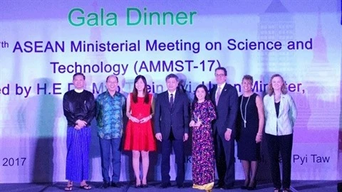 Distinction de Nguyên Thi Hiêp, lauréat du Prix scientifique ASEAN - Etats-Unis 2017