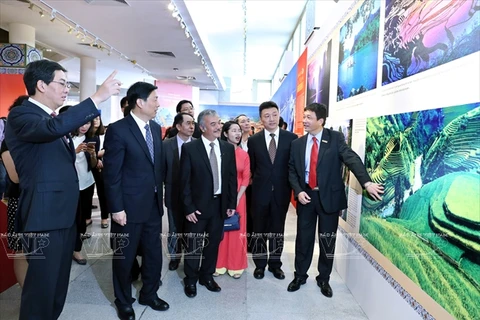 Ouverture de l'exposition de photos "Beau Vietnam-Belle Chine"