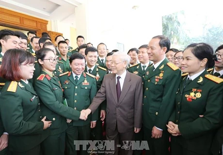 Le chef du Parti rencontre des jeunes militaires exemplaires