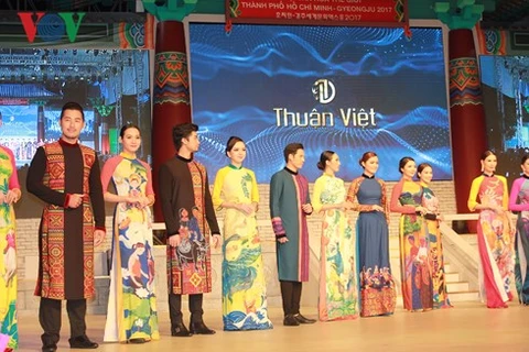 Présentation de costumes traditionnels sud-coréens et vietnamiens à HCM-Ville