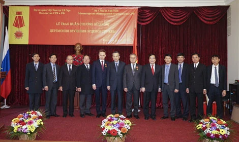 Le Vietnam remet l’Ordre de l’Amitié aux dirigeants du Service russe de la sécurité 