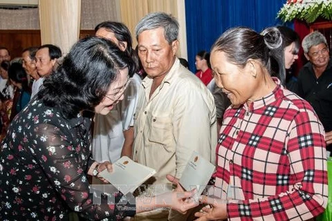 Dang Thi Ngoc Thinh remet des cadeaux à des personnes démunies à An Giang