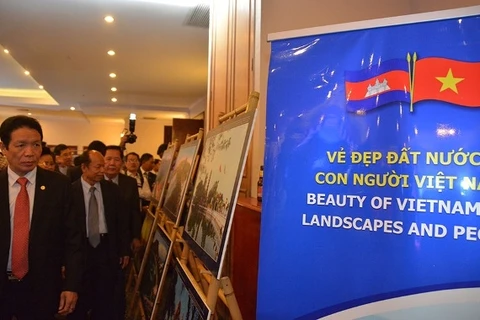 Exposition photographique sur les relations Vietnam-Cambodge à Phnom Penh