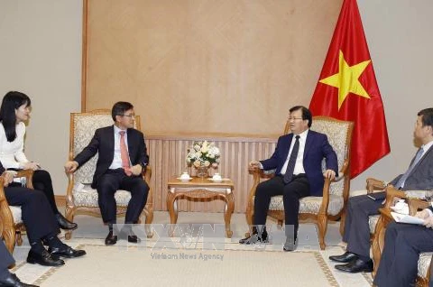 Le vice-P​M Trinh Dinh Dung reçoit le directeur général de Samsung Vietnam