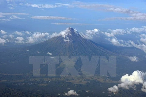 Philippines: le réveil du volcan Mayon fait fuir des milliers de personnes 