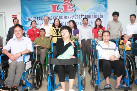150 fauteuils roulants aux handicapés de la province de Dak Lak
