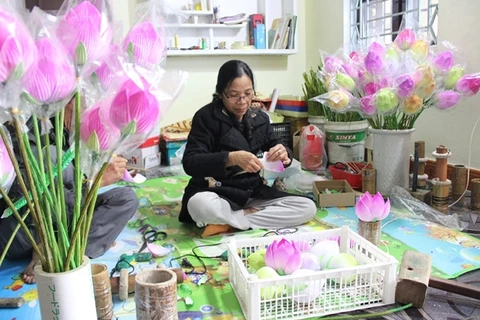 Huê: découverte d'un métier artisanal de fabrication de fleurs en papier