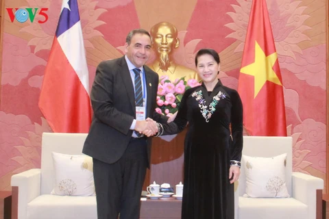 Nguyen Thi Kim Ngan reçoit des dirigeants parlementaires du Cambodge et du Chili