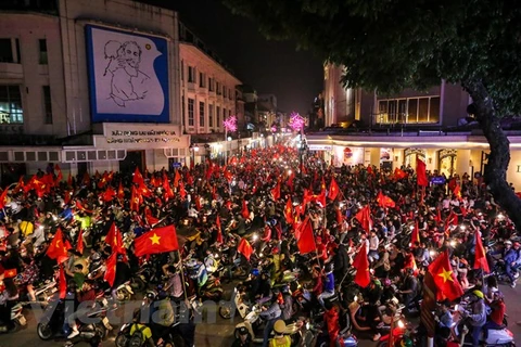 Tourbillon de bonheur à Hanoï après la victoire de l'équipe du Vietnam U23