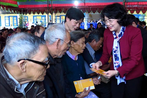 La vice-présidente Dang Thi Ngoc Thinh remet des cadeaux du Tet à Thua Thien-Hue