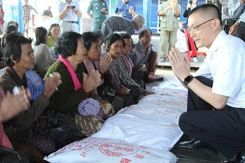 Cadeaux du PM Nguyen Xuan Phuc à des familles nécessiteuses au Cambodge