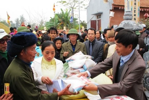 Aide en riz pour les familles dans le besoin à Ninh Thuan