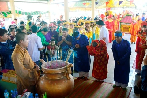 Des milliers de personnes au festival Nghinh Ong à Bac Lieu 