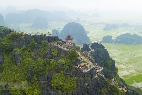 Un panorama de l’ancienne capitale Hoa Lu vu du toit de la grotte Mua