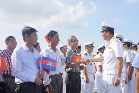 Un navire de la Marine vietnamienne en visite au Cambodge