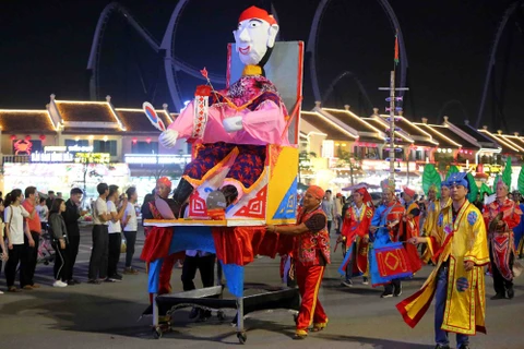 Le carnaval de Ha Long démarre avec un défilé coloré