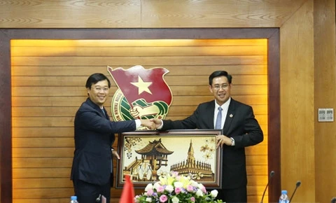 Renforcement des relations entre les deux jeunesses vietnamienne et laotienne