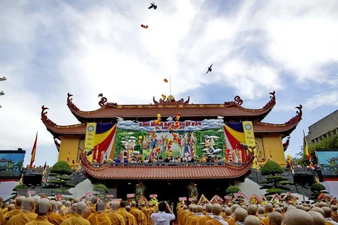 Des visites de responsables à l'occasion du 2562e anniversaire de Bouddha