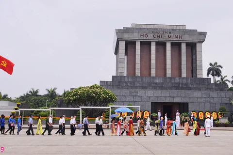 Plus de 92.000 personnes rendent hommage au Président Ho Chi Minh en son mausolée
