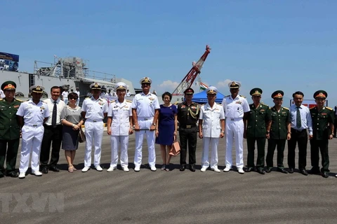 Trois navires de la Marine indienne en visite à Dà Nang
