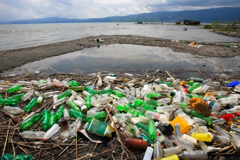Effort conjoint des partenaires internationaux contre la pollution par le plastique au Vietnam