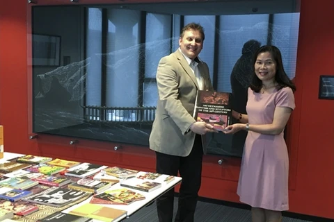 Remise de livres sur le Vietnam à la Bibliothèque de l'Université de Leyde