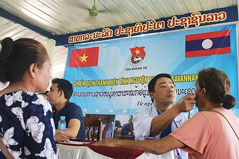 Campagne de soins au Laos pour les jeunes médecins de Quang Tri