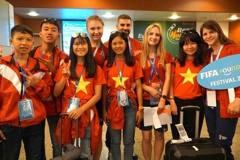 Des enfants vietnamiens participent au festival de football de la FIFA à Moscou