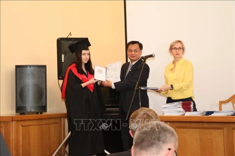 Remise des diplômes du 1er cours post-universitaire en langue vietnamienne en Ukraine