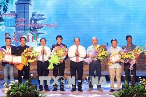 Remise des prix du concours de chanson en l'honneur de la victoire de Dông Lôc