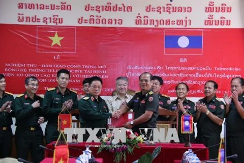 Le Vietnam remet au Laos un système de télémédecine