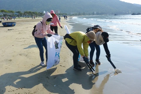 Da Nang : un cours d’entraînement au recyclage du plastique destiné aux jeunes