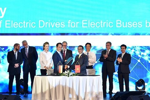 VinFast et Siemens signent deux accords portant sur la fabrication de bus électriques