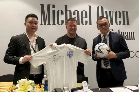 Le footballeur Micheal Owen présente une collection de mode au Vietnam 