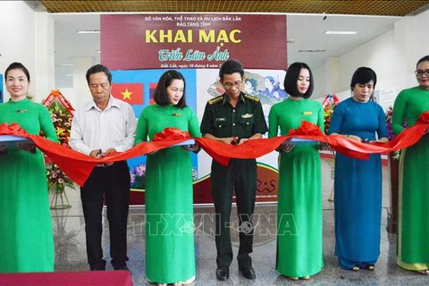 Exposition de photos sur les relations d'amitié Vietnam-Laos à Dak Lak