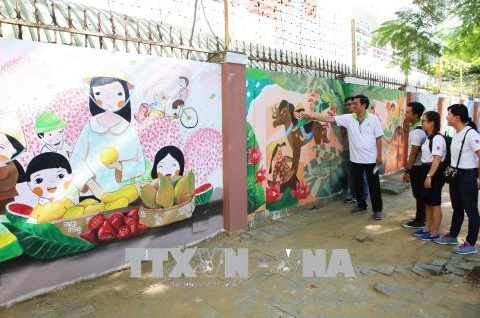 Da Nang : Inauguration du projet de fresques murales intitulé “Illuminez votre vie”