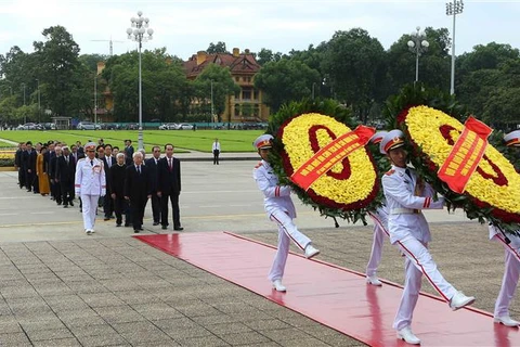 Fête nationale : des dirigeants rendent hommage au Président Ho Chi Minh
