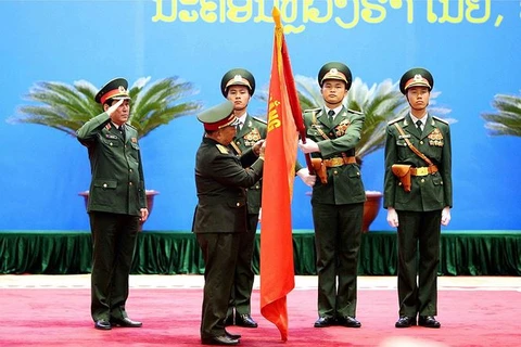 Le Laos décore des officiers de l’Armée populaire du Vietnam