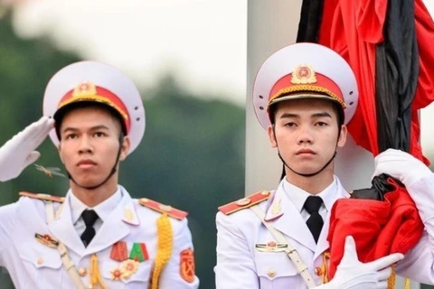 Cérémonie de hissement du drapeau en berne en mémoire du président Trân Dai Quang