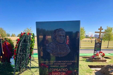 Inauguration d’une stèle en mémoire du cosmonaute russe Viktor Gorbatko
