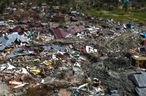 Séisme et tsunami en Indonésie: le bilan porté à près de 2.000 morts