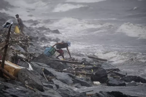 Philippines : des milliers de personnes évacuées en prévision du typhon Yutu 