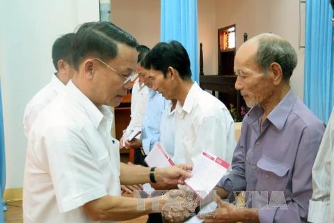 La VNA offre des cadeaux aux familles méritantes de Quang Tri