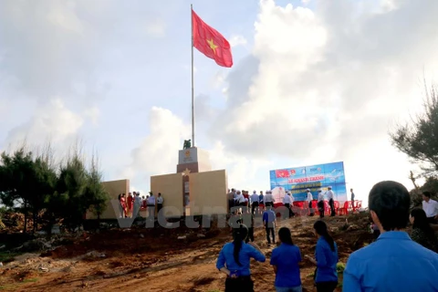 Inauguration d'un mât au drapeau sur l'île de Phu Quy