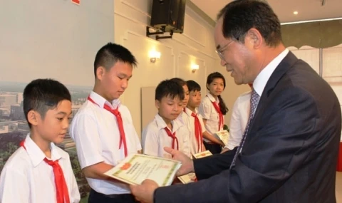 Des bourses sud-coréennes pour des enfants défavorisés vietnamiens 