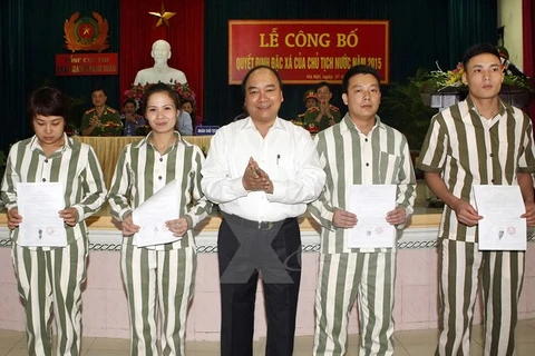 Le vice-PM Nguyên Xuân Phuc demande d’aider les graciés