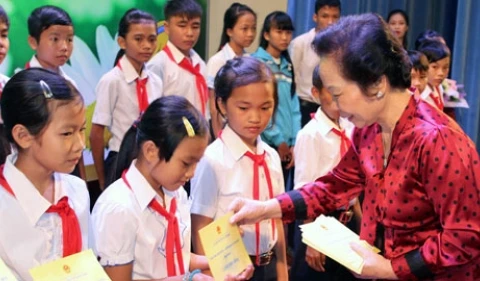 Remise de 120 bourses d’études aux enfants démunis à Lâm Dông