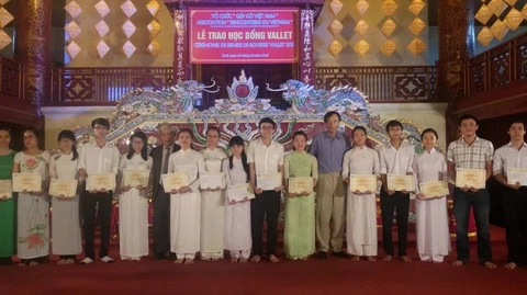 Plus de 200 bourses Odon Vallet pour des jeunes de Thua Thiên-Huê