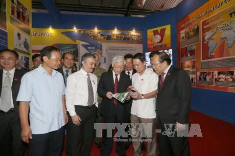 Le leader du PCV visite l'Exposition sur les réalisations du Vietnam