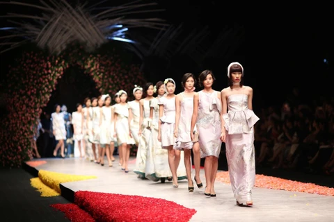 Phuong My apporte des vagues de l'océan à la Vietnam International Fashion Week 2015